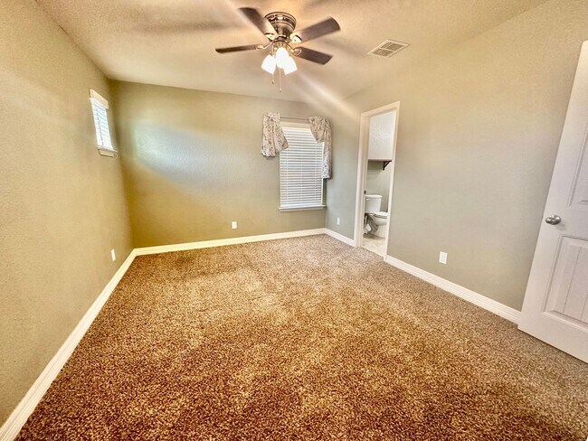 Building Photo - 1010 Bar Z Ranch