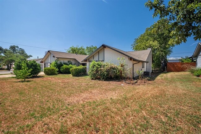 Building Photo - 2025 Monarch Dr