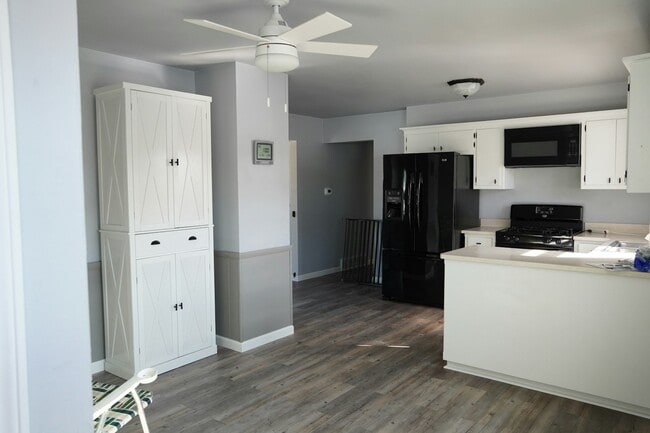 Building Photo - 1453 W Barnard Ave