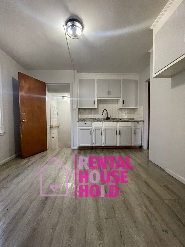 Building Photo - ~ 3 BEDROOM 1 BATH BUNGALOW SECURTIY DEPOSIT SPECIAL ~$500