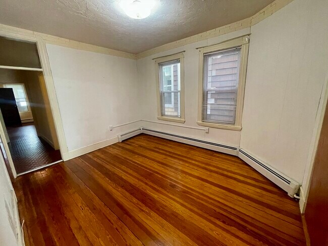 Building Photo - 136 Saratoga St