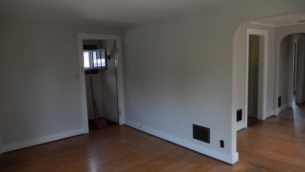 Building Photo - 94 Shepard Ave