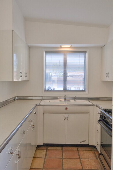 Building Photo - 975 E Camino Parocela