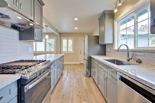 Building Photo - 1650 Goldfinch Way