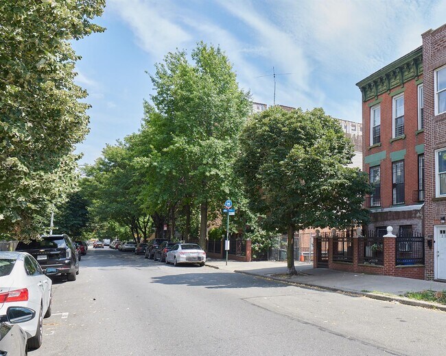 Building Photo - 354 S 5th St
