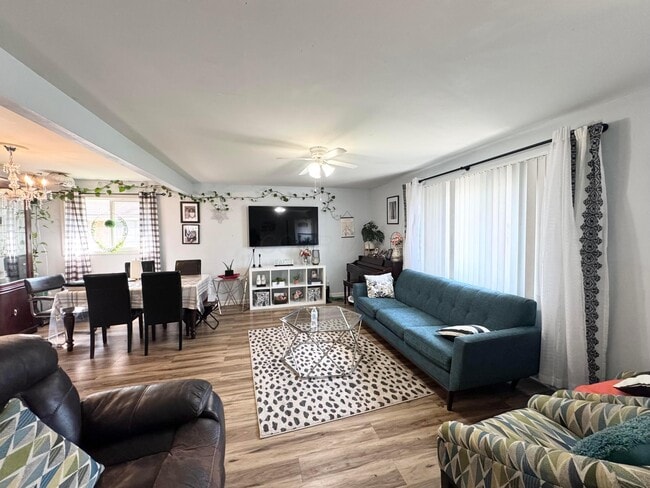 Building Photo - 4644 Broadhurst Dr