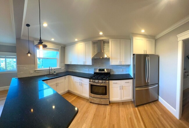 Building Photo - UPDATED Split Level 3BR/2BA 1650sf Sunset ...