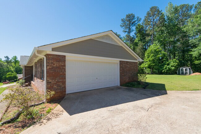 Building Photo - 1321 Crooked Creek Rd
