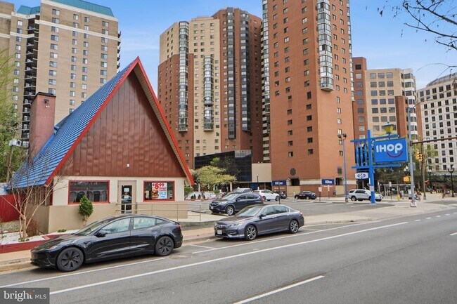 Building Photo - 1001 N Randolph St