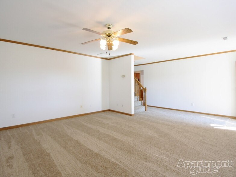 Building Photo - 9 Canterbury Ct