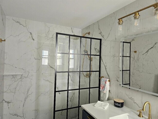 Building Photo - 125 110th Ave