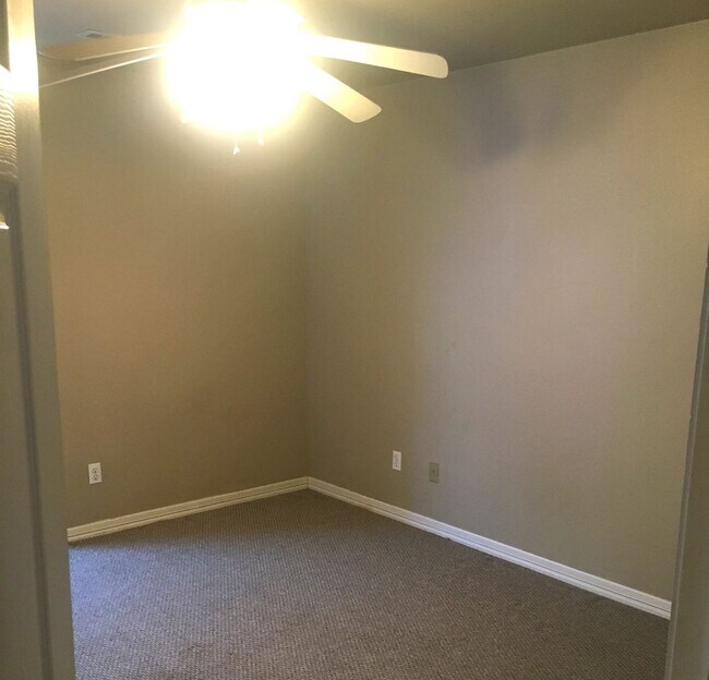 Building Photo - PRE-LEASING FOR AUG 10TH MOVE-IN! - 4 BED/2BATH HOUSE