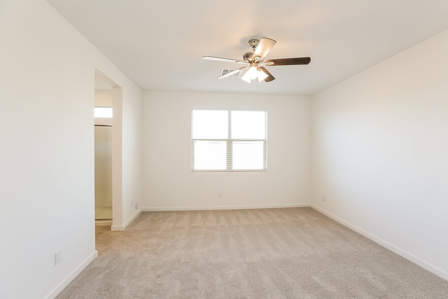 Building Photo - 17484 W Sunnyslope Ln