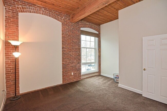 Building Photo - 14 Sanford St