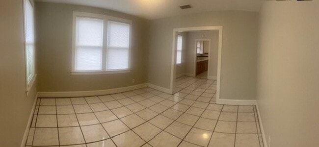 Building Photo - Spacious 2 bedroom 1 bath with sunroom and...