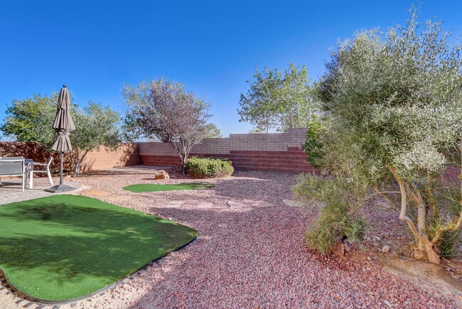 Large Yard for dogs - 10415 Bush Mountain Ave