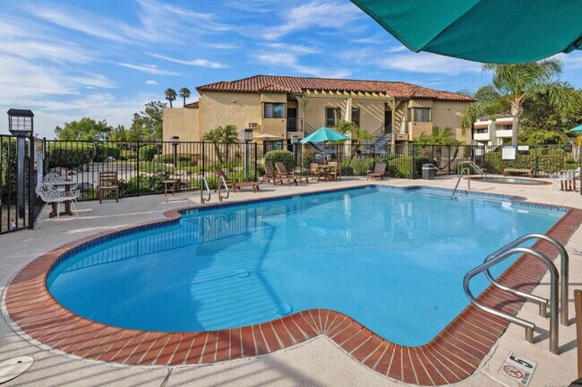 Building Photo - $2,900 - 2 Bed 2 Bath Condo in Del Cerro