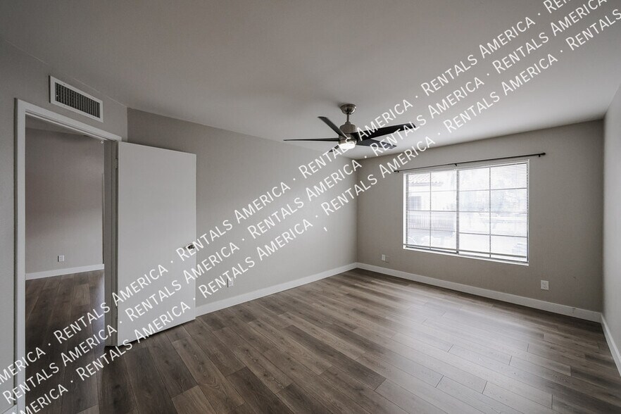 Building Photo - 700 E Mesquite Cir