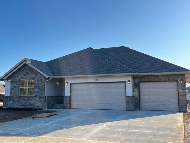 Primary Photo - Nearly new 3 bed, 3 bath with Springfield ...