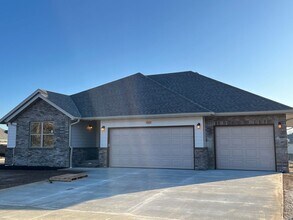 Building Photo - Nearly new 3 bed, 3 bath with Springfield ...