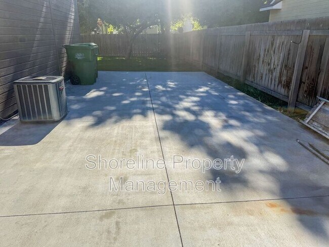 Building Photo - 3420 N Oakstone Ave