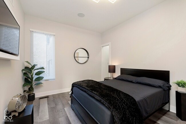 Building Photo - 429 W 86th St