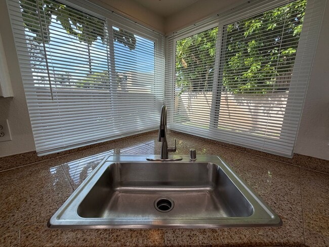 Building Photo - 800-806 S Park Hyde St