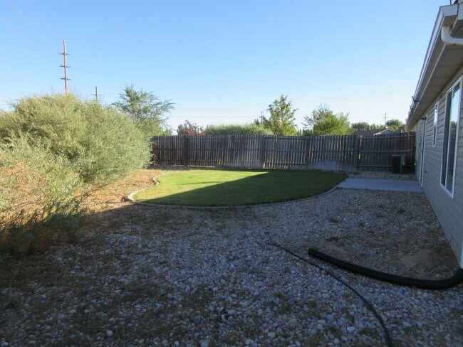 Building Photo - Move-In Bonus! 3 bedroom - 2 bathroom twin...