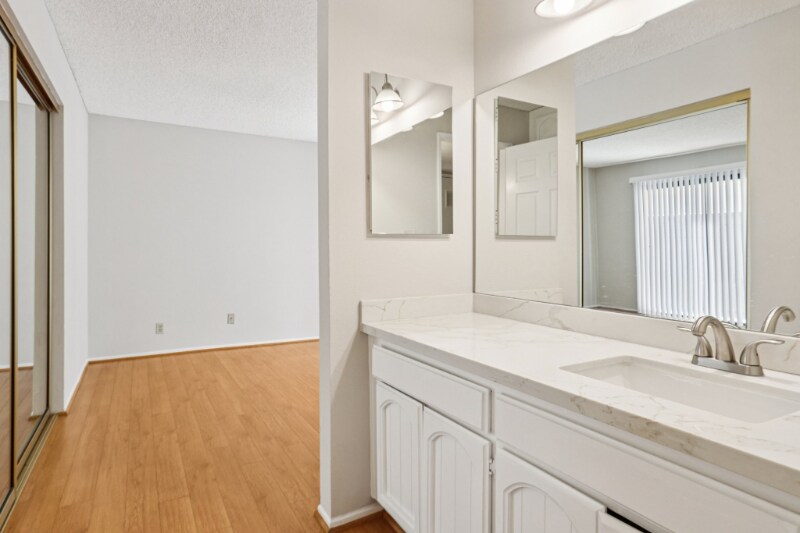 Building Photo - 725 E Providencia Ave