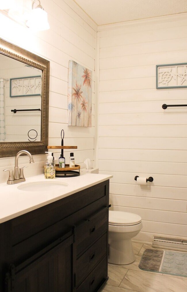 Building Photo - Bright and Spacious 3 Bedroom Furnished Rental