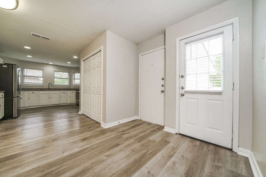 Building Photo - 8801 Pine Forest Dr