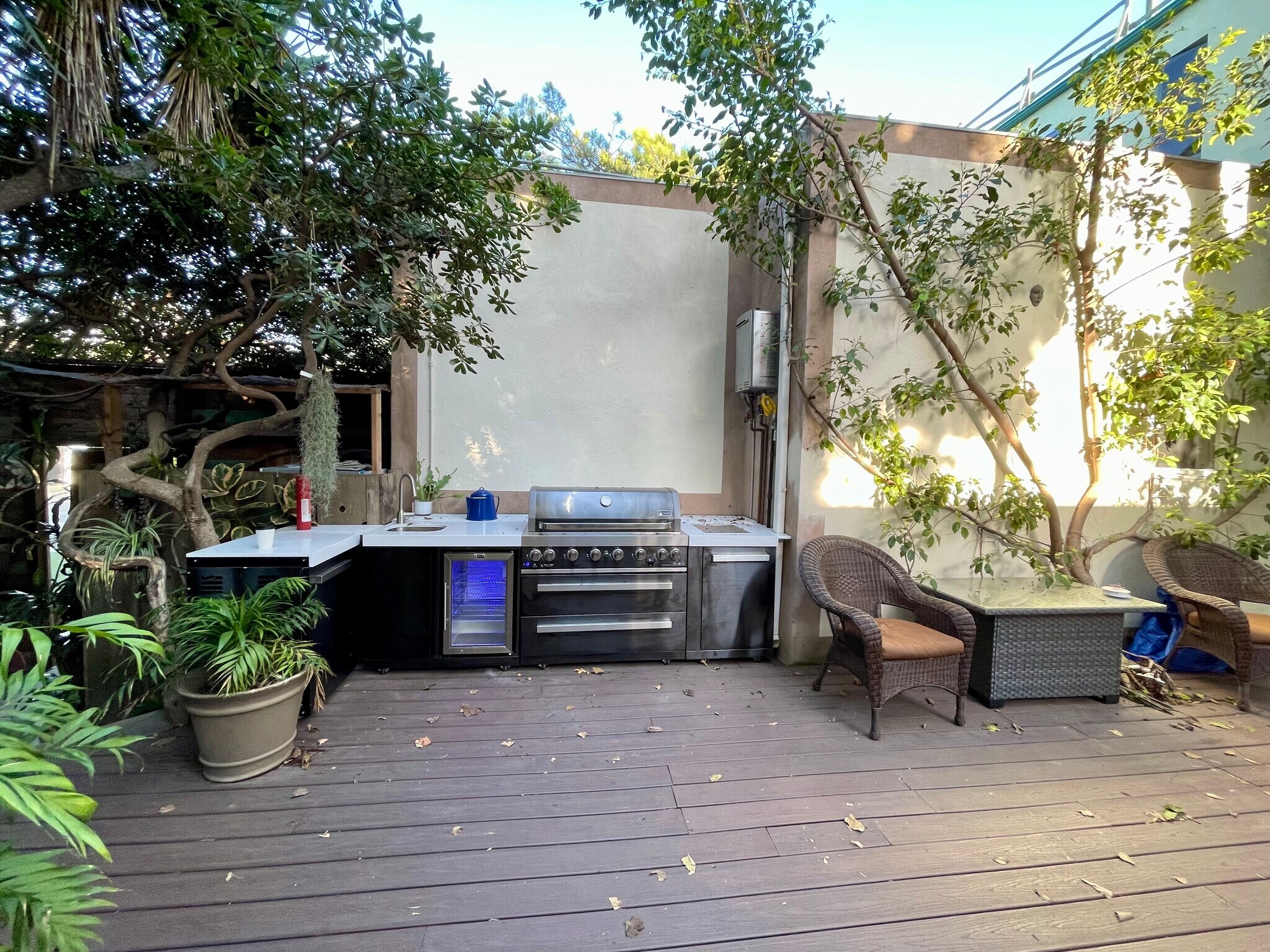 Outdoor Kitchen/Fridge - Shared courtyard with four other bungalows - 2918 Pacific Ave