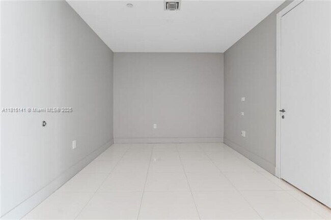 Building Photo - 200 Biscayne Blvd Way