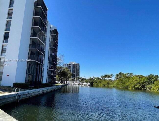 Building Photo - 3401 N Country Club Dr