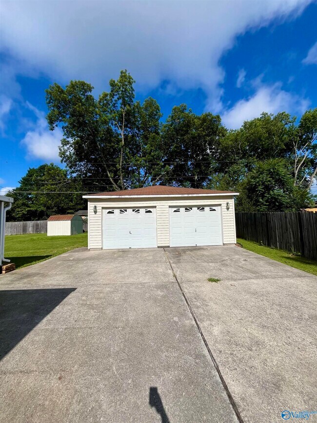 Building Photo - 415 Harolds Dr NW