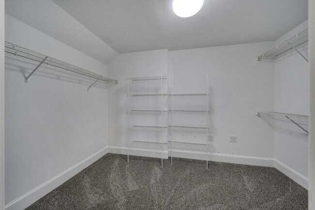 Building Photo - Spacious Four Bedroom Home!
