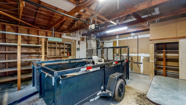 Building Photo - Bright and Beautiful 4 bedroom 2.5 Bath with large enclosed back yard and close proximity to Mari...