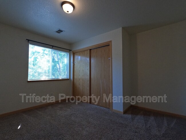 Building Photo - 950 52nd Ave Ct