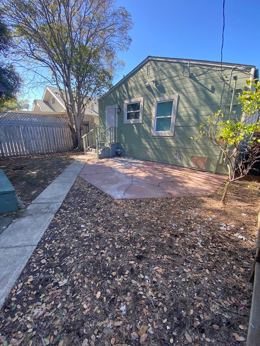 Building Photo - 1930 Marin St