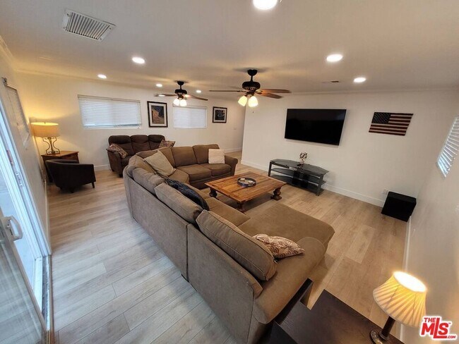 Building Photo - 335 S California St