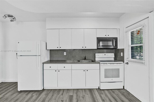 Building Photo - 7520 NE Miami Ct