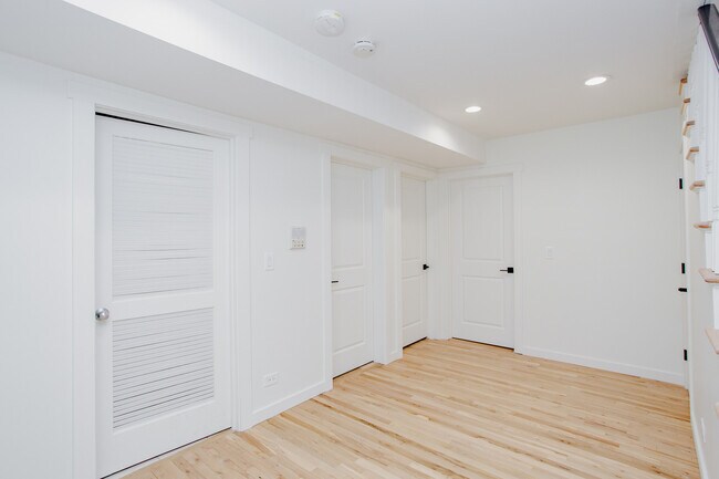 Building Photo - 6677 N Oliphant Ave