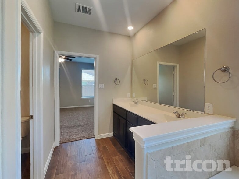 Building Photo - 9124 Highland Orchard Dr
