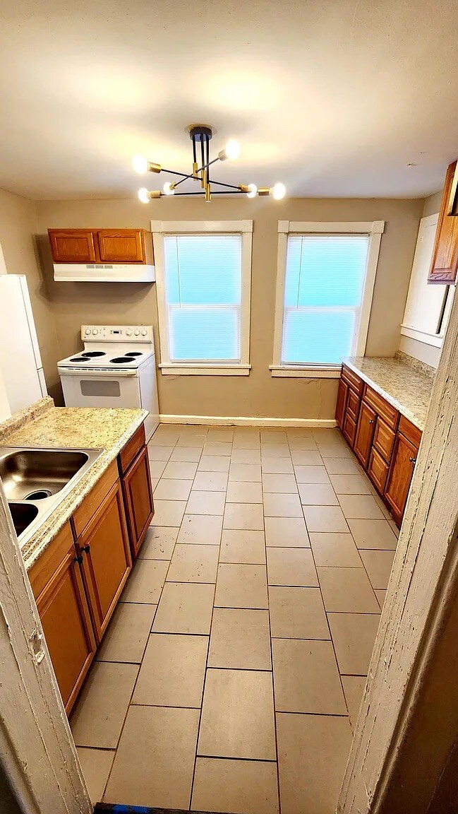 Building Photo - Room in Duplex on M.L.K. Jr Dr SW