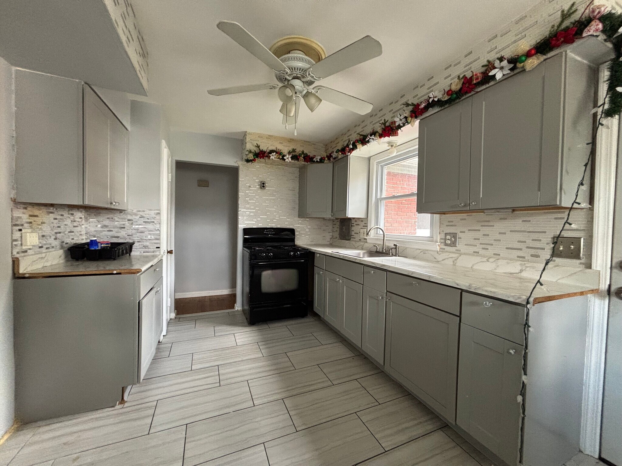 Kitchen - 319 E 1st Ave