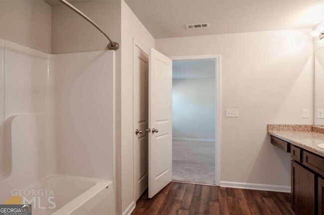 Building Photo - 700 Fitzroy Dr