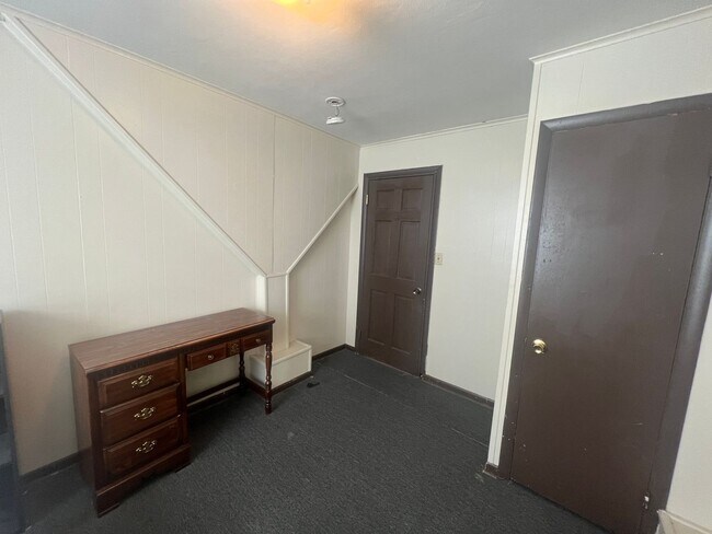 Building Photo - 664 Willey St