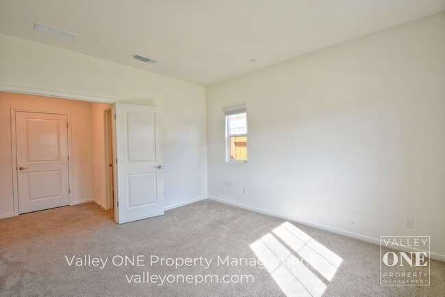 Building Photo - 933 Tipton Ln