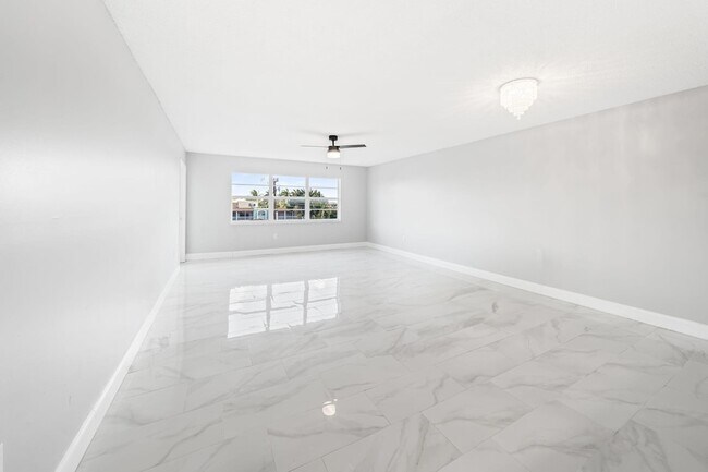 Building Photo - 1502 S Lakeside Dr