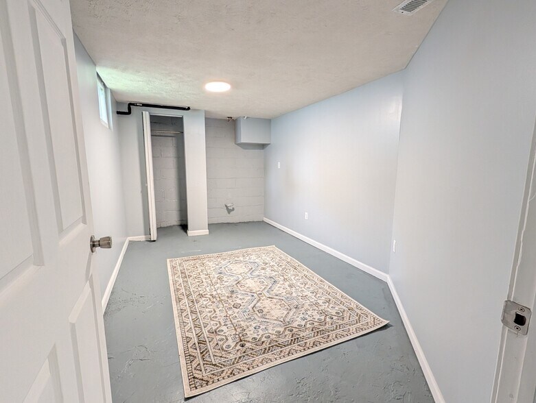 Building Photo - 2024 Vinton St
